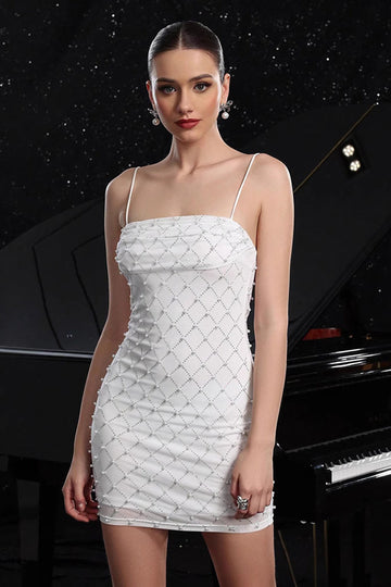Biała sukienka koktajlowa na ramiączkach spaghetti bodycon z perłami